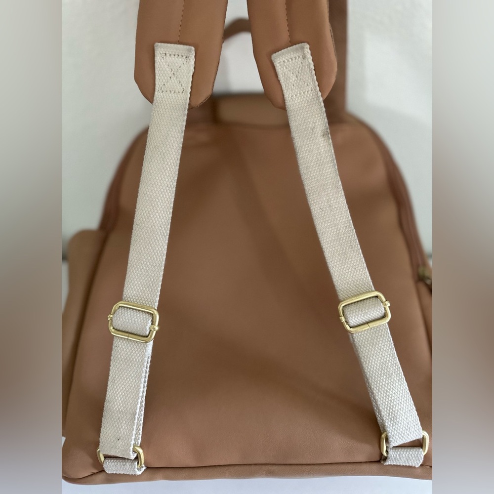 Skip Hop Greenwich Chic Diaper Bag Backpack Beige
Large Unisex - Picture 5 of 11